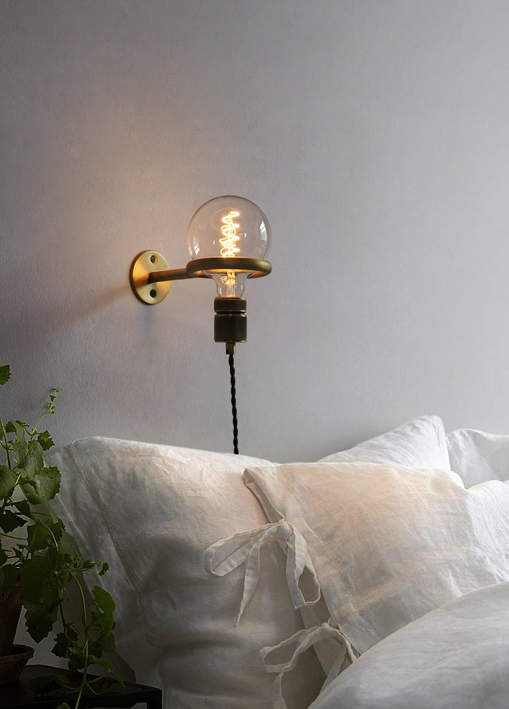 Circus Loop Brass Wall Light With Wall Plug